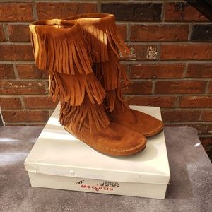 Minnetonka Moccasins Womens Brown Leather Fringe Boots Size 10 w/ Box.